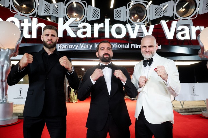Bojovník_Šampión UFC Jiří Procházka a herci Milan Ondrík a Ján Jackuliak počas svetovej premiéry filmu na MFF KV